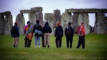 [FOTO] Posjetitelji na solsticij stigli na Stonehenge usprkos restrikcijama