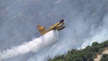 Lokaliziran požar u zaleđu Vodica; vatra progutala 40 hektara trave, makije i borove šume, vatrogasni zapovjednik: Teren je težak