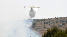 Veliki požar kod Marine; više od 60 vatrogasaca na terenu, gasi se i iz zraka