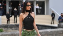 Ona je čista senzacija: Bella Hadid stigla je na reviju i oduševila stajlingom koji malo toga prepušta mašti