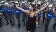 [FOTO/VIDEO] Turska policija suzavcem rastjerala Paradu ponosa u Istanbulu, brutalno priveli i fotoreportera AFP-a