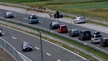 Pas i daska na autocesti - vozači, oprez!