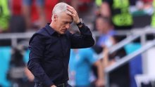 Francuski izbornik Didier Deschamps proživljavao je pravu dramu; stajao je na vrhu hotela i panično dozivao navijače da mu pomognu...