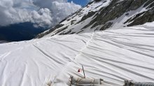 [FOTO] Borba za spas: Italija ceradama prekriva ledenjak kako se ne bi topio tijekom ljeta