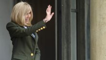 Vjerna svom stilu: Brigitte Macron spojila trendi sako sa suknjom riskantne duljine