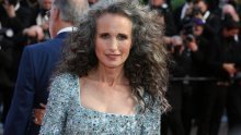 Glumica Andie MacDowell svoje sijede ponosno pokazala i na crvenom tepihu festivala u Cannesu