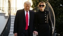 Kao da su u ZOO-u: Melania i Donald Trump jedu za ograđenim stolom dok ostali gosti zure, a pitanje je živi li Slovenka još uvijek  s njim