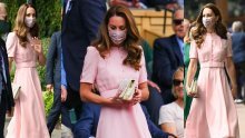 Ne odustaje od provjerene modne formule: Nakon haljine u smaragdno zelenoj boji, Kate Middleton odabrala sličan model u ružičastoj