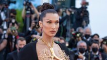 Poput grčke božice: Neobična zlatna ogrlica spriječila da Bella Hadid otkrije grudi na crvenom tepihu