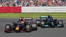 [VIDEO] Totalni kaos na samom startu utrke u Silverstoneu; Lewis Hamilton izgurao Maxa Verstappena sa staze