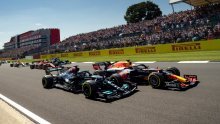 [FOTO] Lewis Hamilton u prvom krugu sa staze izbacio Maxa Verstappena; dobio je za to samo 10 sekundi kazne, a onda slavio na svom Silverstoneu