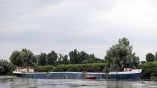 [VIDEO/FOTO] Zagrebački vatrogasci opet u akciji na Savi, otkačio se još jedan brod, a sumnja se da je netko prerezao sajlu