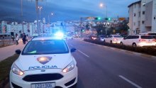 Dvojica turista skakala po službenom vozilu dok je policajac regulirao promet u Splitu