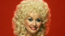 Nakon 40 godina: Neuništiva Dolly Parton se utegnula u korzet i ponovo pokazala kao Playboyeva zečica