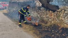 Požar kod Trilja pod nadzorom vatrogasaca, gašenje im otežava jako jugo