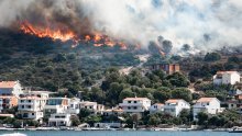 [VIDEO/FOTO] Jak požar buknuo kod Rogoznice: Kuće obranjene, kanaderi se povukli