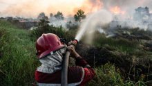 Vulkanska erupcija izazvala šumski požar u Indoneziji, aktivirano gašenje iz zraka