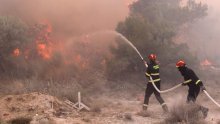 [FOTO] Požar kod Segeta i dalje divlja, gase ga vatrogasci iz pet županija: 'Branit ćemo kuću po kuću'