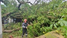 Vatrogasci ne staju; dok se u priobalju bore s požarima, na kontinentu im brige zadaju oluje