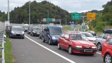 Velike gužve na cestama: Nekoliko prometnih nesreća, turisti na Macelju čekaju tri sata