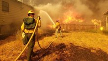 [FOTO] Požar Dixie postao drugi najveći u povijesti Kalifornije, izgorjelo 400 objekata, a stihija prijeti još 14.000 kuća i zgrada