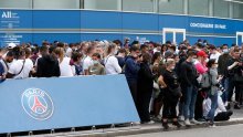 [VIDEO] Što se događa? Pariz je bio spreman za dolazak Messija; tisuće su se okupile na aerodromu i pred stadionom, a njega snimile kamere stotinama kilometara dalje