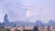 [FOTO/VIDEO] Buknuo požar kod Nadina: Na terenu je osam vozila, air tractor i kanader, a za sve je kriva guma kamiona