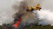 [FOTO] Veliki požar kod Vrpolja, na terenu 46 vatrogasaca i dva kanadera