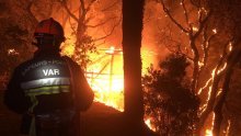 [VIDEO/FOTO] Tisuće bježe pred vatrenom stihijom na francuskoj rivijeri