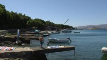 Postavljen znak zabrane za kupanje na plaži u Klenovici, problem su septičke jame