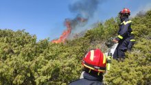 [FOTO] Požar na Biokovu konačno lokaliziran: Gasilo ga šest protupožarnih zrakoplova i sve raspoložive snage s makarskog područja, u pomoć stigli vatrogasci iz Omiša i Vrgorca