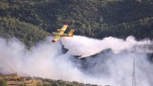 [FOTO] Planuo veliki požar kod Omiša: Sve jedinice sa omiškog područja pohitale na teren, stigao i kanader