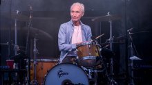 Preminuo Charlie Watts; brojni prijatelji opraštaju se od legendarnog bubnjara Rolling Stonesa