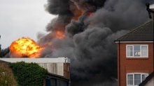 [FOTO] Snažna eksplozija odjeknula engleskim gradićem, širi se crni gusti dim, stanovnici evakuirani