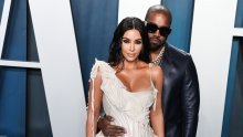 Bivši supružnici ponovno šokiraju: Kayne West gorio na pozornici, a Kim Kardashian za njega je ponovno odjenula vjenčanicu