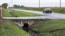 [VIDEO/FOTO] Stravična nesreća u Vladislavcima; automobil udario u betonski most, djevojka na mjestu poginula, policija traži svjedoke