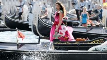 Spektakularan show Dolce&Gabbane u Veneciji: Manekenke su na reviju pristizale u gondolama, a u publici nema tko nije bio