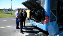 [FOTO] Kamion potrgao tramvajski vod i izazvao kolonu na Savskoj, u Novom Zagrebu se zapalio autobus