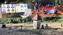 Muke mještana Gornjeg Kosinja, koji će uskoro biti na dnu jezera: Za megaprojekt od državnog interesa preko noći bagerima krenuli na groblje. Ekshumaciju mrtvih rade kao da kopaju njivu, svemu na kraj stao sud