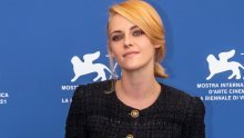 Kristen Stewart na venecijanskom crvenom tepihu prošetala u Chanelovom kombinezonu nadahnutom princezom Dianom