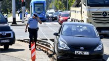 [FOTO] Gužva u Zagrebu: Automobilom upao u rupu na tračnicama i blokirao tramvajski promet