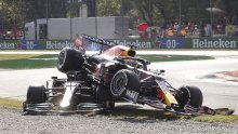 [FOTO] Pobjeda Ricciarda; sudar vodećeg dvojca mogao je završiti tragično, Verstappen prešao preko Hamiltonova bolida, spasio ga Halo!