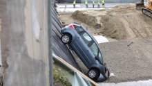 [FOTO/VIDEO] Nesvakidašnja nesreća u Osijeku: Vozačica greškom stisnula papučicu gasa, probila ogradu i završila u pet metara dubokoj rupi