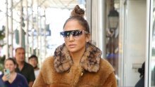 Jennifer Lopez u bundi prošetala na plus 20, a stajling zaokružila bezobrazno skupim gležnjačama