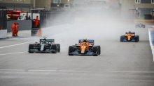 Iznenađenje u kišnim kvalifikacijama za VN Rusije; po prvi puta u karijeri osvojio 'pole position', a Lewis Hamilton se zabio u zid