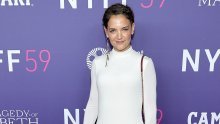 Katie Holmes zadivila u elegantnom izdanju i dokazala kako bijela haljina nije rezervirana samo za ljeto