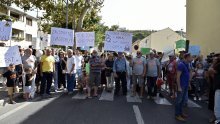 [FOTO] Mještani Dugog Rata izišli na ulice; traže sanaciju zemljišta na kojem se pakirao cijanamid