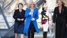 Vječna elegancija koja ne trpi pogreške: Brigitte Macron ima odličan kaput i čizme koje ćete odmah poželjeti u svom ormaru