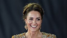 Blještava haljina koju je Kate Middleton nosila na Bondovoj premijeri stigla je u trgovine: Od njezine cijene zavrtjet će vam se u glavi