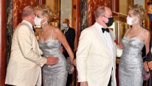 Princ Albert na gala večeru stigao u pratnji Sharon Stone: Je li tim potezom poslao skrivenu poruku svojoj supruzi?
